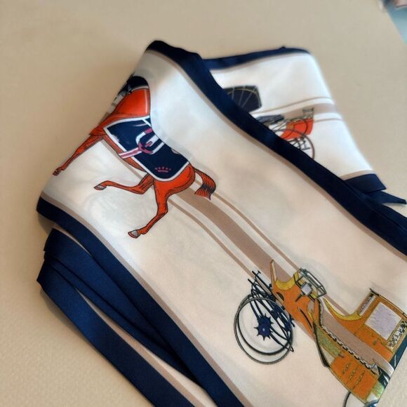 Elegant Cream and Navy Scarf P16 - Picture 3 of 4